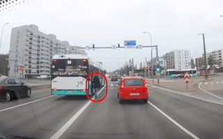 Video: Bị kẹt chân vào cửa, người đàn ông bị xe buýt kéo lê dưới đường