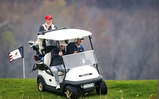 Video: Ông Trump vui vẻ lái xe trên đồi cỏ, chơi golf vào hai ngày cuối tuần