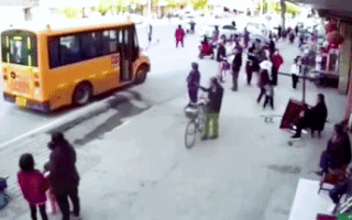 Video: Giáo viên lái ôtô mất kiểm soát, tông hàng loạt học sinh đứng trước cổng trường