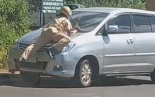 Video: Xe 7 chỗ hất văng CSGT trên nắp capô