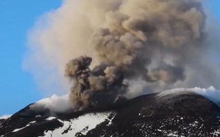 Video: Cảnh núi lửa phun trào lúc hoàng hôn ở Italy