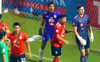 Video: Đặng Văn Lâm bỏ khung thành để lên tấn công, suýt bị thủng lưới