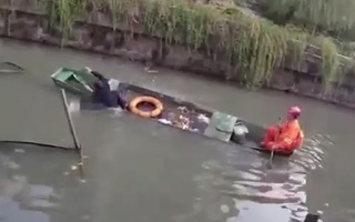 Video: Tự tử bất thành sau cãi nhau với chồng, người phụ nữ đạp cảnh sát cứu mình rơi xuống sông