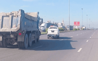 Video nóng: Tài xế xe ben lạng lách, húc xe CSGT