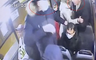Video: Cự cãi với cặp đôi không đeo khẩu trang trên xe buýt, người đàn ông bị đâm chết