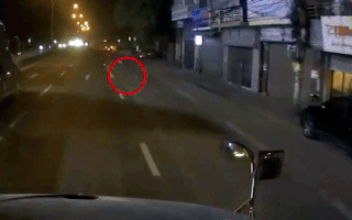 Video: Em bé bò trên quốc lộ giữa trời tối khiến tài xế container hốt hoảng