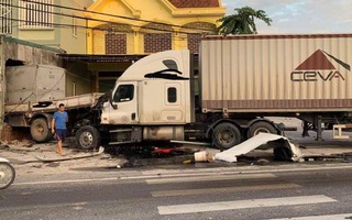 Video: Container nổ lốp húc xe tải đâm vào nhà dân