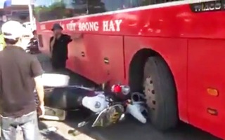 Video: Khoảnh khắc xe cảnh sát và xe khách đụng nhau tại Kon Tum