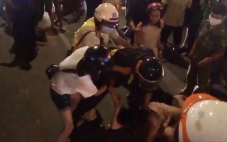 Video: Người vi phạm nồng độ cồn chống đối CSGT, gây hỗn loạn tại ngã tư Hàng Xanh