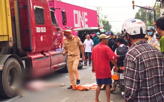 Video: Người phụ nữ bị xe container cán tử vong, kẹt xe kéo dài ở Đồng Nai