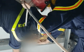 Video: Nghẹt thở giây phút giải cứu cô gái kẹt trong thang máy bị rơi