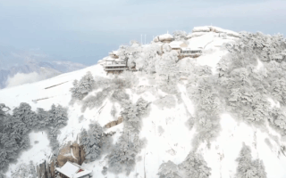Video: Cận cảnh tuyết rơi tuyệt đẹp trên đỉnh Hóa Sơn