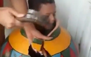 Video: Mẹ phải đập bình gốm cứu con trai kẹt cứng trong bình
