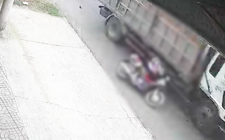 Video: Hai nữ sinh lớp 10 bị xe tải cán tử vong trên đường đi học