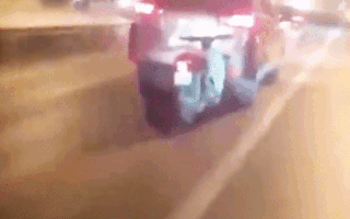 Video: Xe máy dính vào đuôi ô tô và bị kéo đi hàng trăm mét