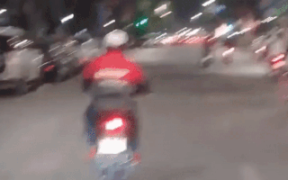 Video: Shipper 'diễn xiếc' trên yên xe máy ở Hà Nội