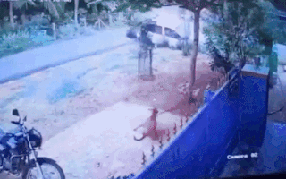 Video: Kinh hoàng ô tô mất lái hất văng 2 người ra khỏi xe