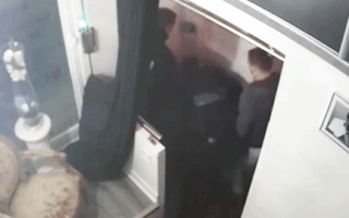 Video: Cảnh sát hành hung người da màu