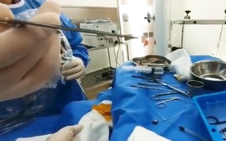 Video: Người đàn ông nhỏ nhầm keo vào tai vì... tưởng là thuốc