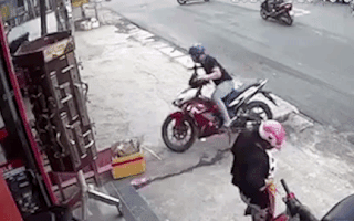 Video: Người dân vây bắt 2 tên trộm xe máy ở TP.HCM