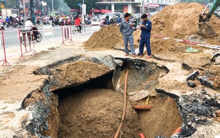 Video: Xuất hiện 'hố tử thần', sụt lún sâu hơn 8m trên đường Phan Văn Trị, TP.HCM