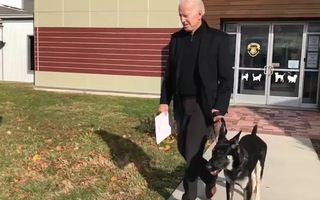 Video: Ông Biden bị trật mắt cá chân