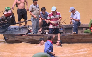 Video: Lật thuyền khi đi thả cá phóng sinh, 2 người chết đuối