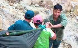 Video: Chồng đi giúp dân, vợ sẩy thai khi băng rừng cõng hàng cứu trợ