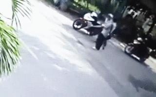 Video: Người đàn ông bán vé số dạo bị đánh giữa đường ở Củ Chi