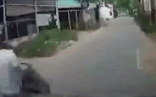 Video: Kinh hoàng cảnh cô gái bị cướp kéo lê trên đường