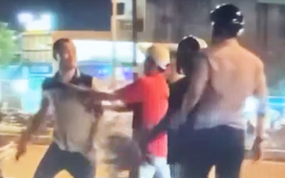 Video: Tài xế ôtô tát vào mặt cô gái sau va chạm giao thông