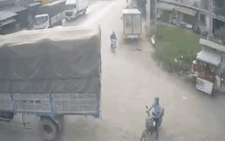 Video: Xe tải đâm xe bán dạo, người phụ nữ đang nướng thịt chết tại chỗ