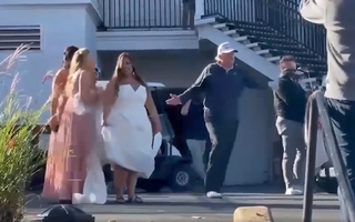 Video: Tổng thống Donald Trump vui vẻ chụp ảnh cùng một cô dâu sau khi ông Biden công bố chiến thắng