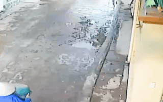 Video: Ôtô lao bạt mạng trong hẻm suýt đâm người phụ nữ đi xe đạp