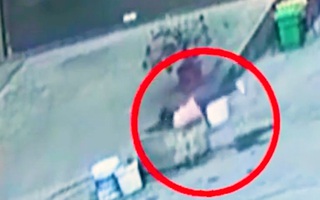 Video: Cháu bé đang nói chuyện điện thoại bất ngờ vấp ngã và rơi xuống giếng