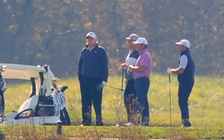 Video: Ông Trump đi đánh golf vào khoảnh khắc các hãng tin gọi tên ông Biden đắc cử
