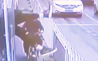 Video: Trộm bị bắt quả tang 'phi thân' qua cửa sổ xe buýt để thoát thân