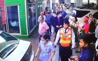 Video: Cụ ông 70 tuổi đạp nhầm chân ga, lao xe vào cửa hàng