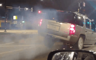 Video: Ô tô mất bánh, cày toé lửa trên đường phố
