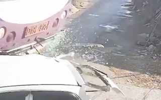 Video: Ôtô cố băng qua đường ray bị tàu hỏa tông văng cả trăm mét ở Bắc Giang