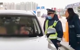 Video: 10 tuổi, lấy xe ở đại lý ô tô và lái đi trên cao tốc