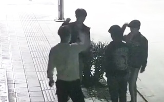 Video: 4 thanh niên chơi oẳn tù tì để chọn người thực hiện trộm cắp