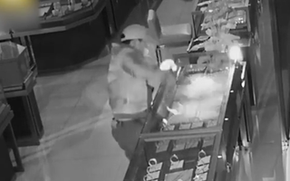 Video: Dùng xe 3 bánh kéo sập cửa cuốn tiệm vàng, lấy đi rất nhiều trang sức