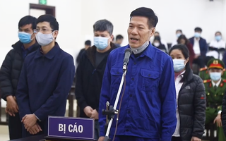 Video: Nâng giá máy xét nghiệm COVID-19, cựu giám đốc CDC Hà Nội và 9 đồng phạm hầu tòa