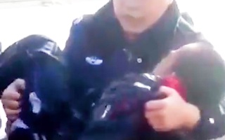Video: Nghẹt thở giải cứu cậu bé rơi xuống hồ nước đóng băng