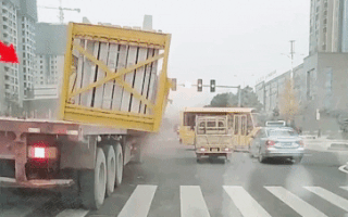 Video: Khoảnh khắc thùng xi măng đổ xuống đường, đè bẹp dúm xe ba gác
