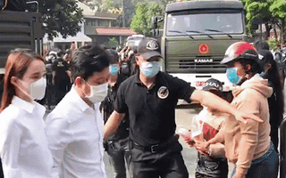 Video: Hoài Linh, vợ chồng Trường Giang đến sớm chờ viếng cố nghệ sĩ Chí Tài