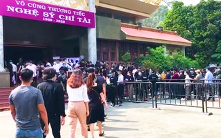 Video: Nghệ sĩ, người dân đeo khẩu trang, xếp hàng dài vào viếng cố nghệ sĩ Chí Tài