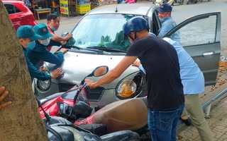Video: Ô tô húc nhiều xe máy vào gốc cây ở công viên Tầm Vu, Bình Thạnh