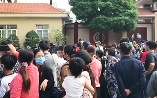 Video: Hàng trăm người tập trung ở khu vực nhà tang lễ chờ viếng cố nghệ sĩ Chí Tài